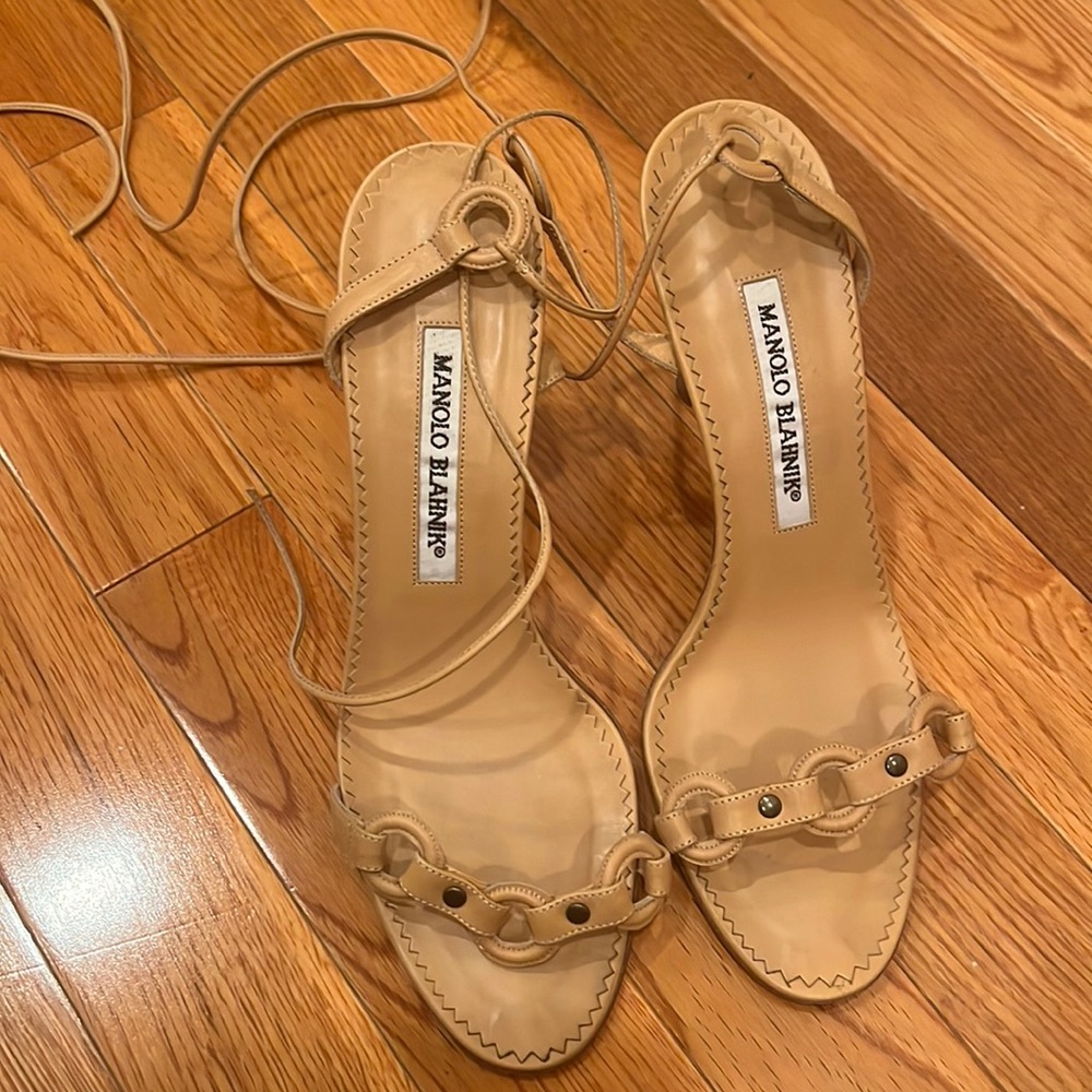 Beautiful Manolo Blahnik cream laced up heels! Great condition!